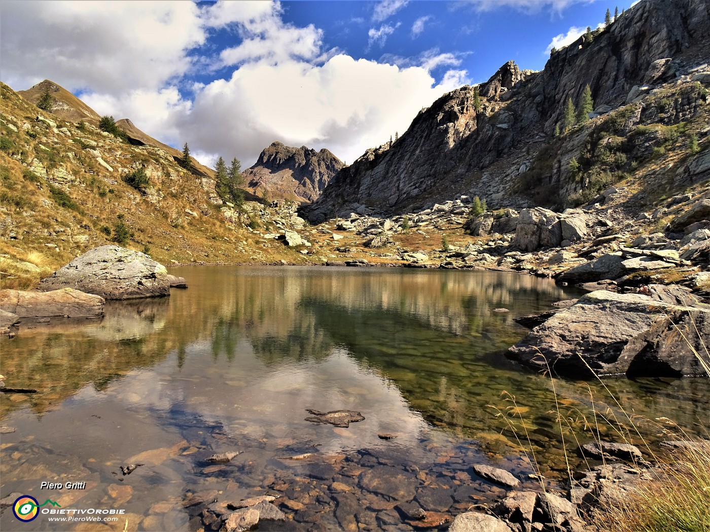 46 Nel Lago della paura si specchia anche il lontano Monte Corte.JPG